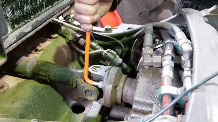 CLAAS Axion 820: FEAD System replacement