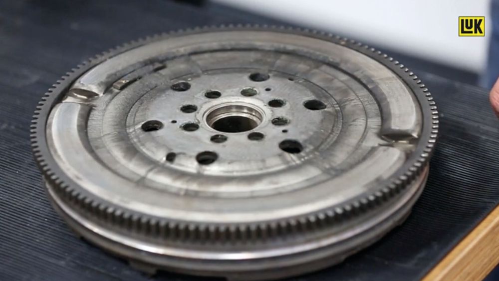 Replacing a dual-mass flywheel: 5 tips for professionals