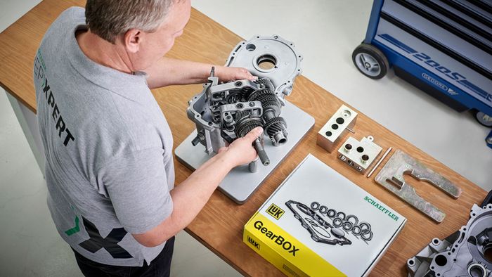 Assembly of VW 02T Transmission with the LuK GearBOX 02T Repair Solution and Special Tool